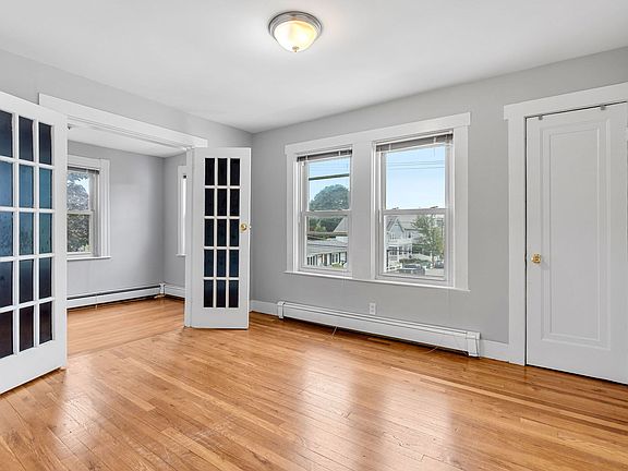 4th image of 11 Pinkert St