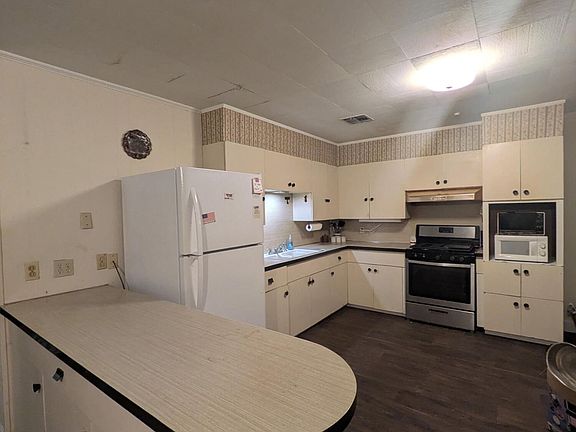 4th image of 627 Mary Ann St