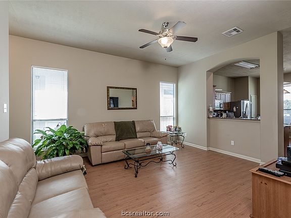 4th image of 1000 Venice Dr N