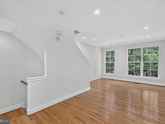 5th image of 4548 Longfellow St