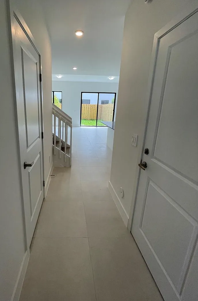 3 bed, 2.5 bath, 1718 sqft, $2,300 — Photo 3