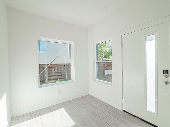 4th image of 1921 N Prairie Ave #107