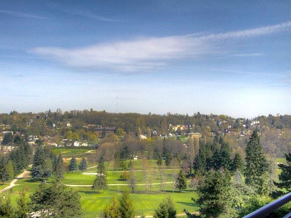 From the deck and living room you can see the West Seattle Golf Course, just behind the building. How convenient for golf lovers... just steps away!