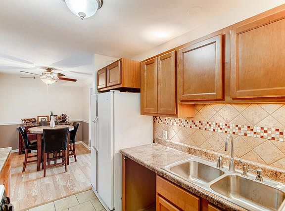 4th image of 21W581 North Ave APT 17