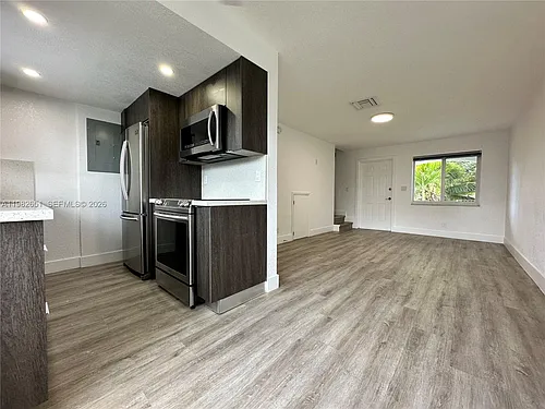 913 NE 17th St #8 Photo 1