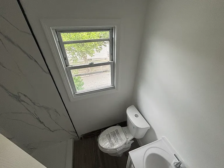 466 Admiral St #B — Photo 9