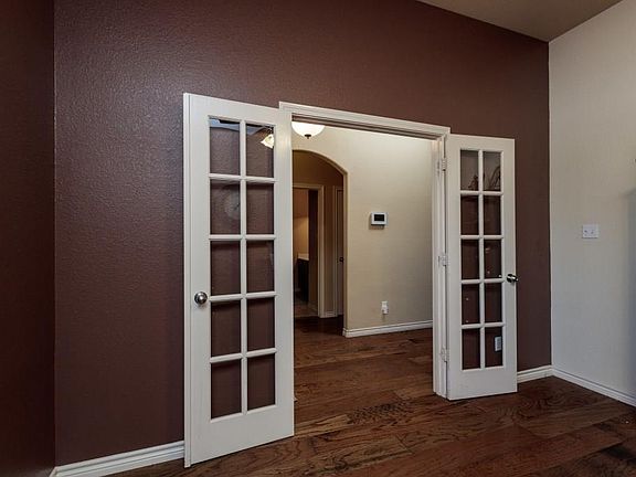 4th image of 1128 Clairemont Ln