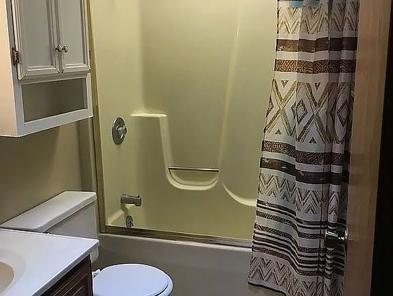 3rd image of 720 W Hillcrest Dr