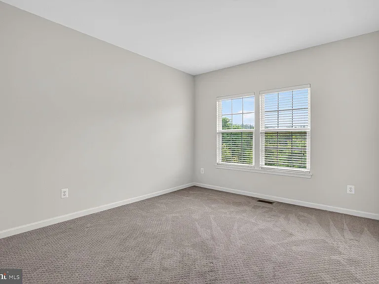 2621 Eastbourne Dr — Photo 19