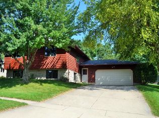 1045 Dry Creek Ln, Marion, IA 52302