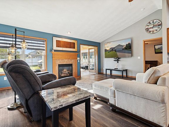 2nd image of 404 Comfortcove St