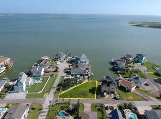 1303 Oahu Dr, Tiki Island, TX 77554