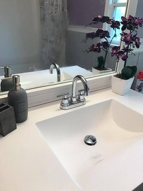 2nd Floor Bathroom - 6