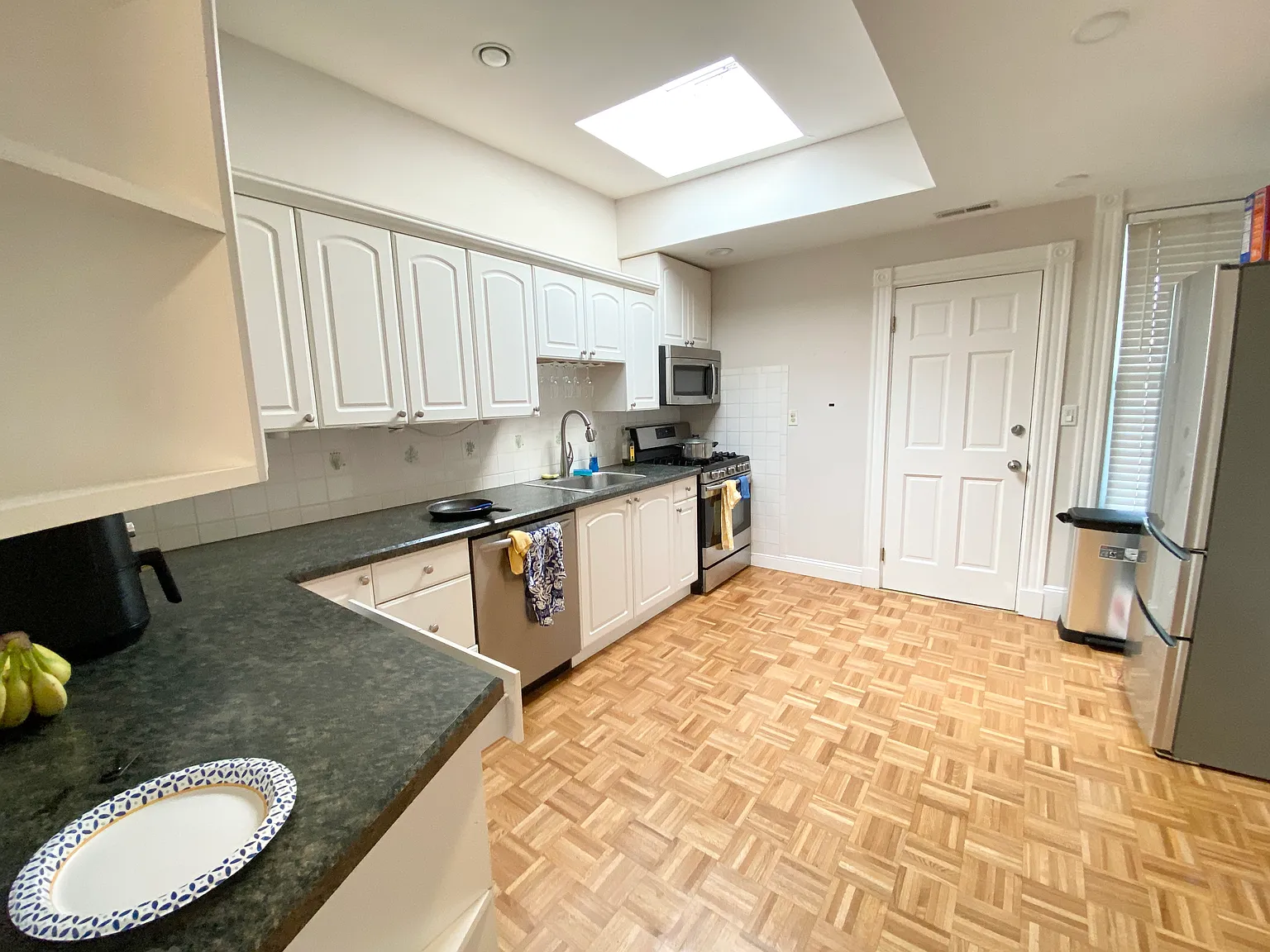3 bed, 1200 sqft, $3,100 — Photo 2