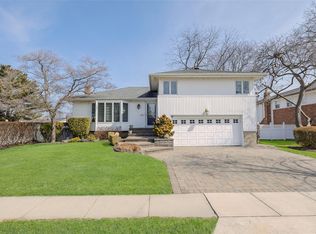 42 Hollywood Dr, Plainview, NY 11803