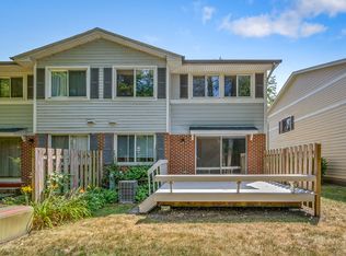 834 Swallow St, Deerfield, IL 60015