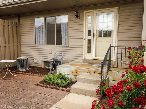 62361 Arlington Cir Unit 6, South Lyon, MI 48178