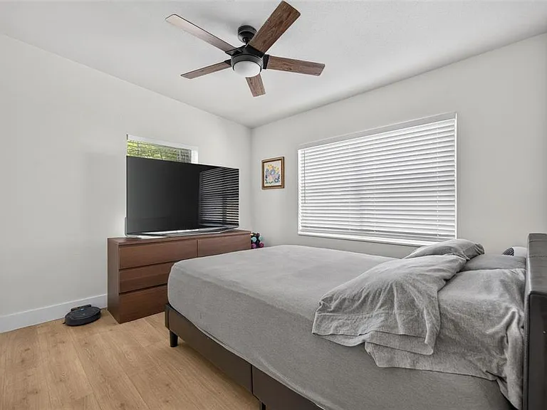 1822 Canton St — Photo 15