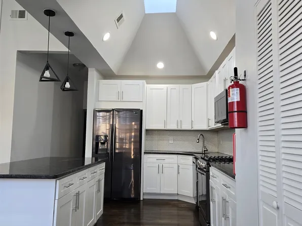 6901 Bergenwood Avenue image 3 of 22