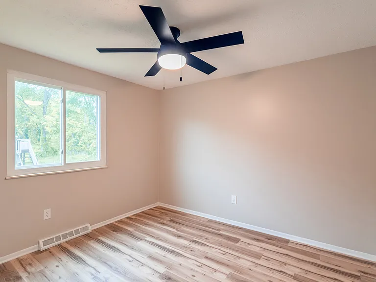 1642 Hobart Ave #1642 — Photo 9