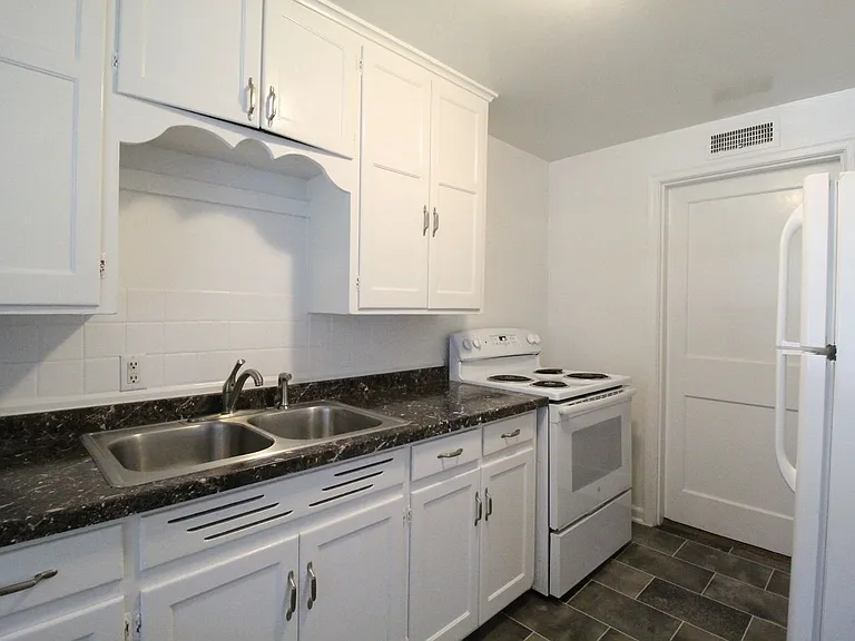 4420 S Parkway Dr — Photo 5