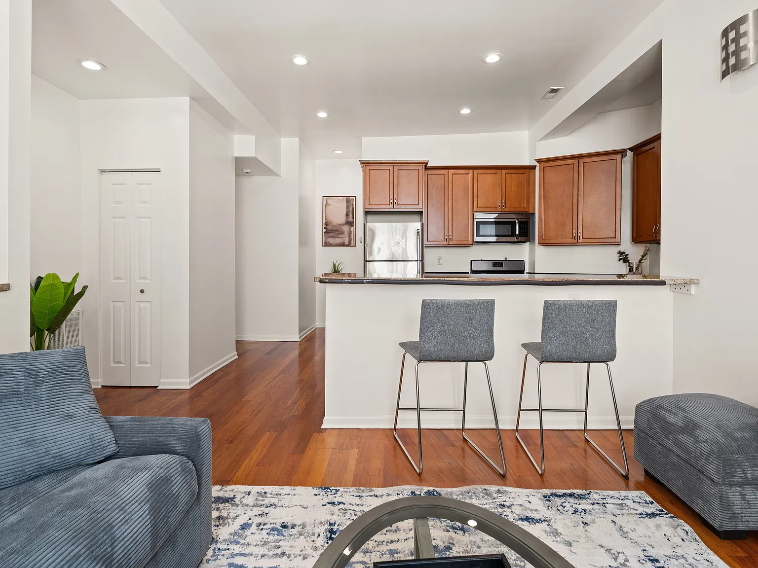 902 W Newport Ave — Photo 2