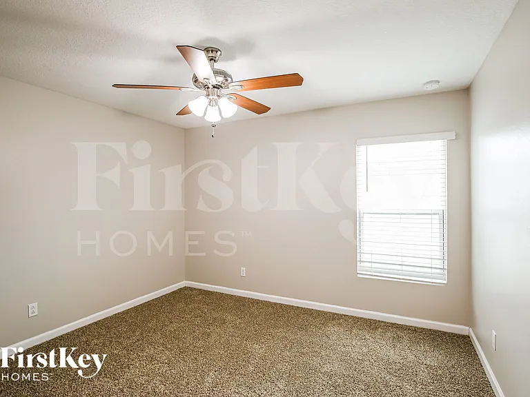 931 SE Thornhill Dr — Photo 10