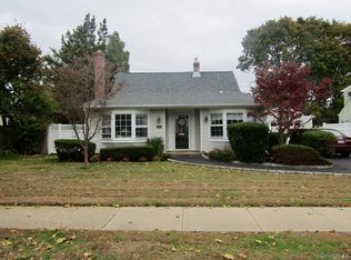 25 Pinetree Ln, Levittown, NY 11756