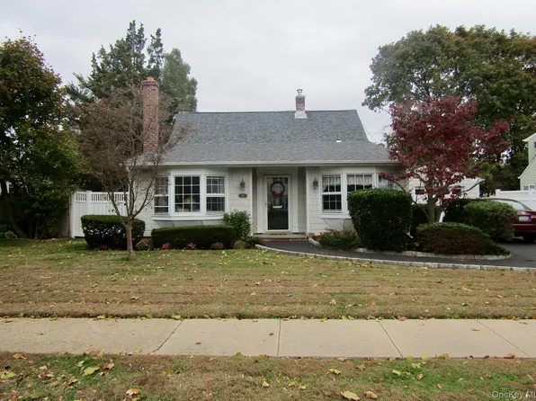 25 Pinetree Lane, Levittown, NY 11756