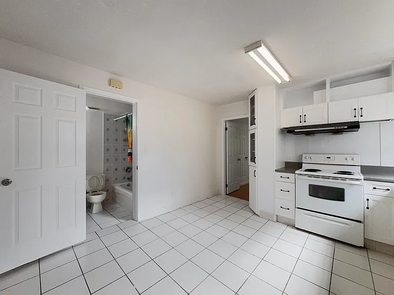 3218 E 45th Ave — Photo 2