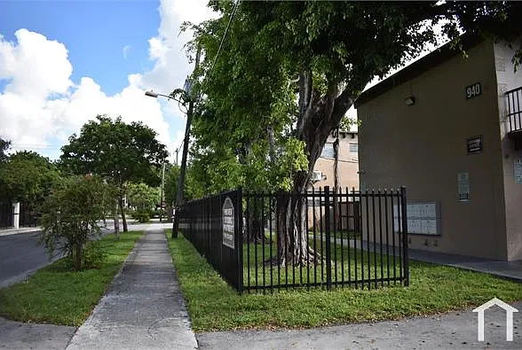 970 NW 9th Ave — Photo 13