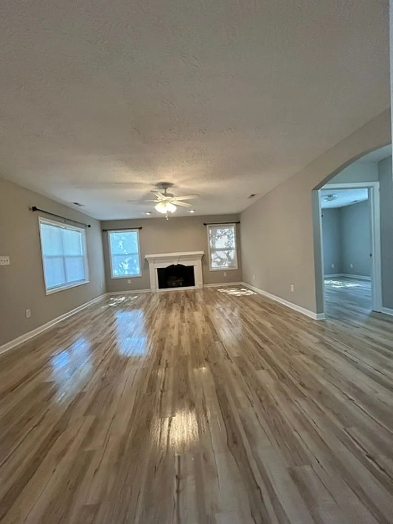 Great spacious home on Nutwood! — Photo 1