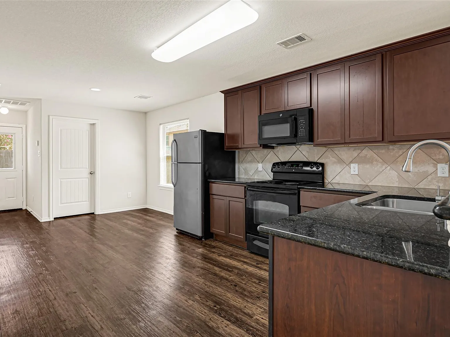 3 bed, 2.0 bath, 1240 sqft, $1,900 — Photo 2