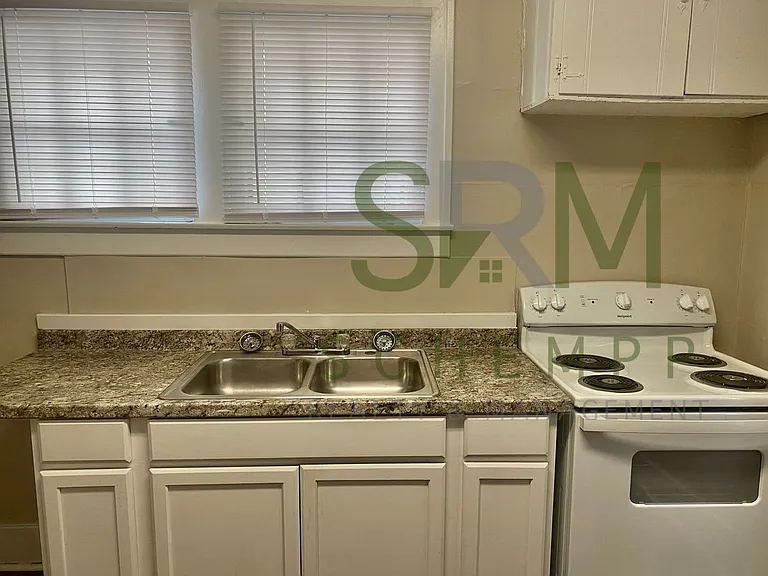1735 W Hill St — Photo 9