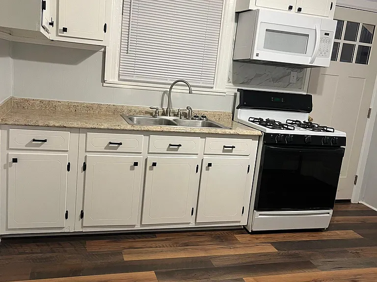 107 E Blake Ln — Photo 10