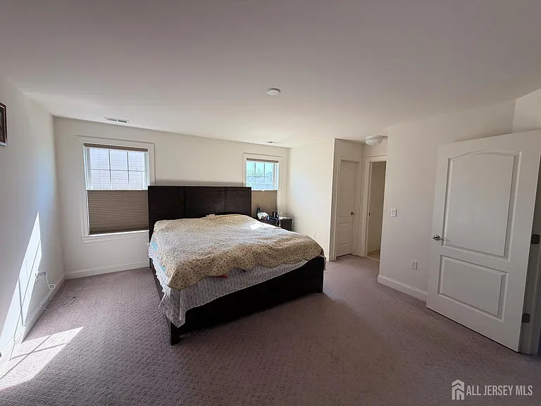 47 Thomas Dr — Photo 10