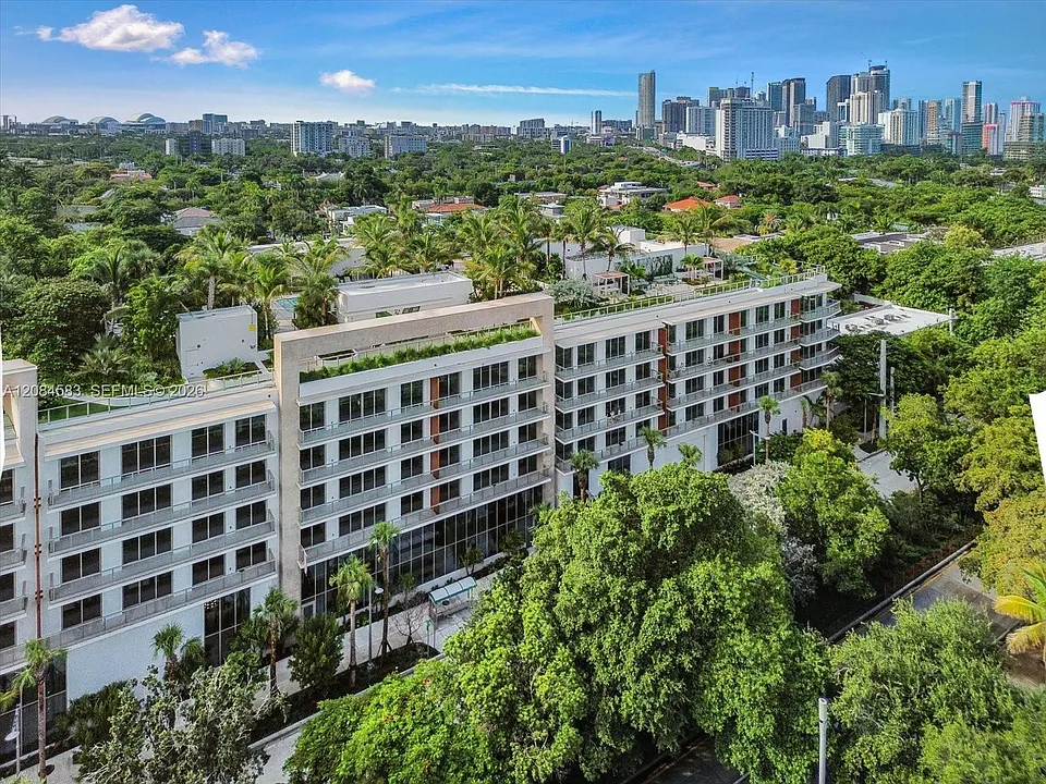 2200 Brickell Ave #402