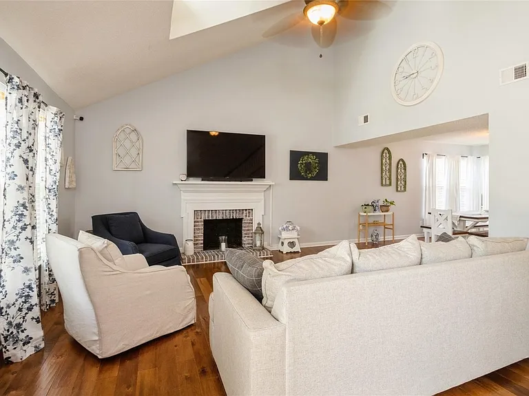 9430 Cantle Dr — Photo 2