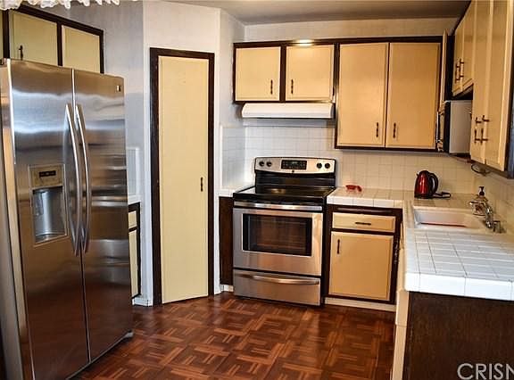 3rd image of 18619 Collins St APT F8