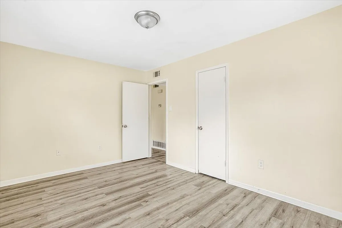 Building Photo - 5340 Laroche Ave #4