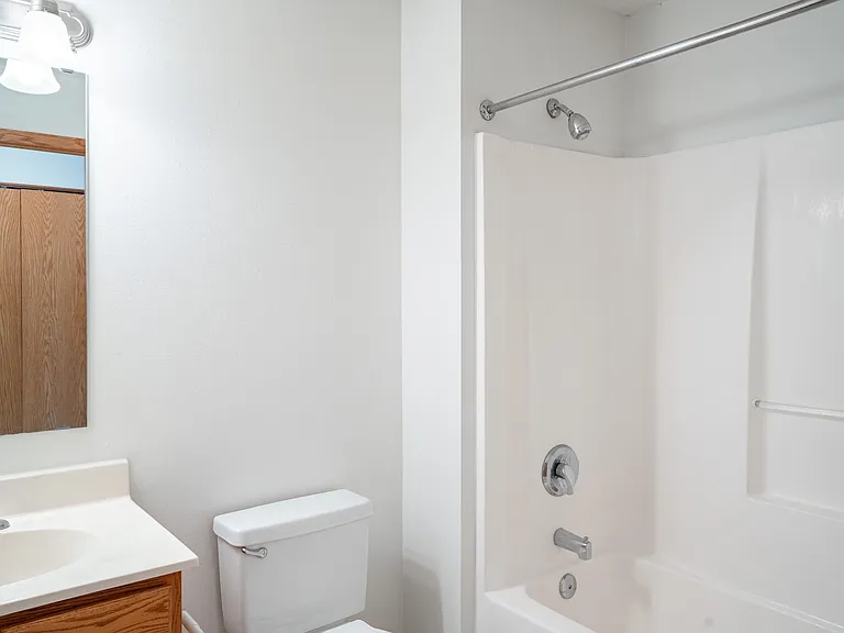 Eagan, MN Glen Pond Apartments | Bathroom