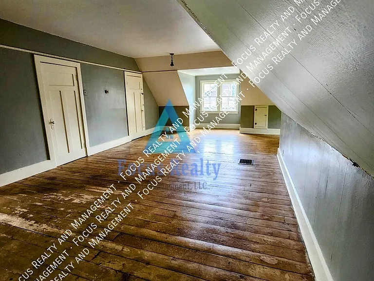 460 Hudson Ave — Photo 8