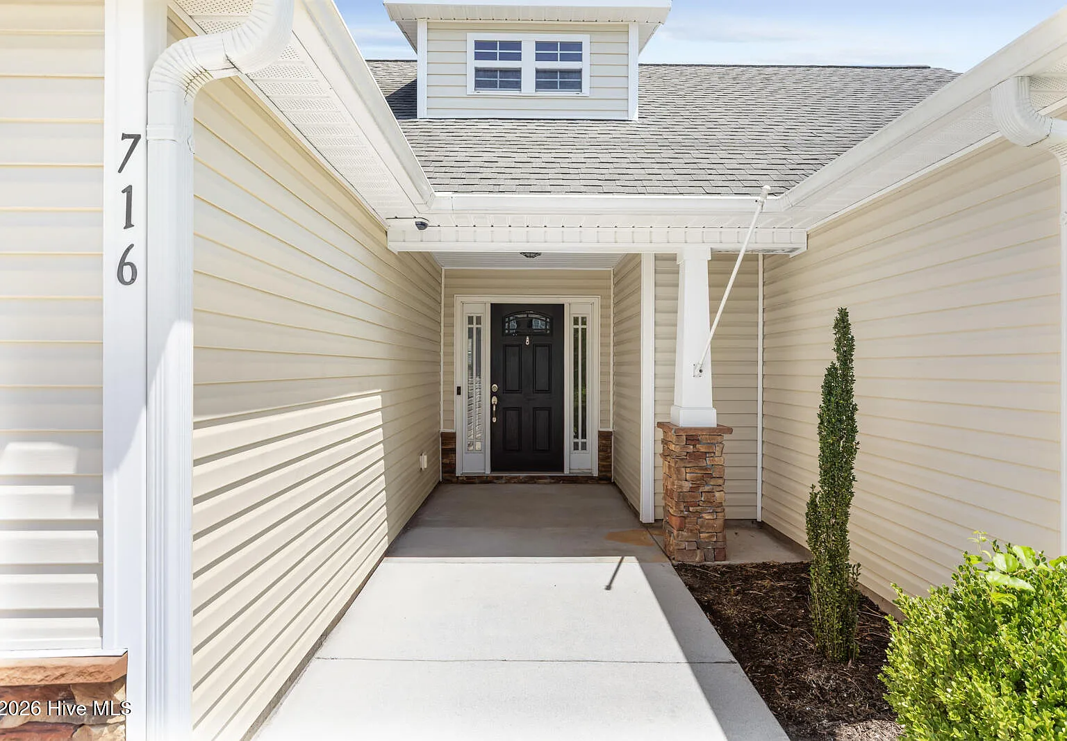 3 bed, 2.0 bath, 1350 sqft, $1,800 — Photo 2