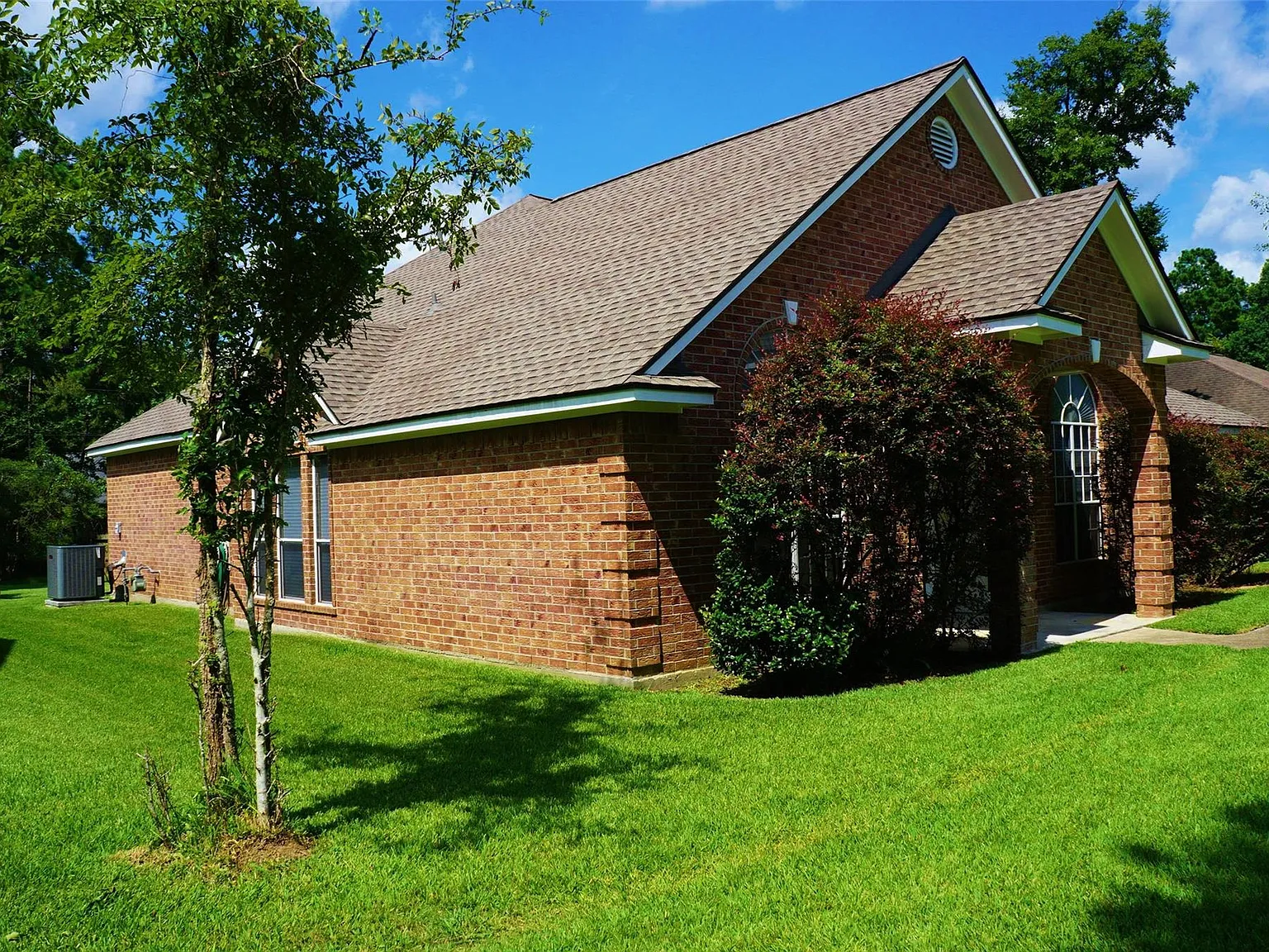 4 bed, 2.0 bath, 2739 sqft, $2,200 — Photo 3