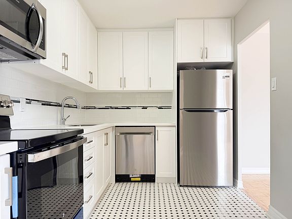 3rd image of 440 Rathburn Rd #524031