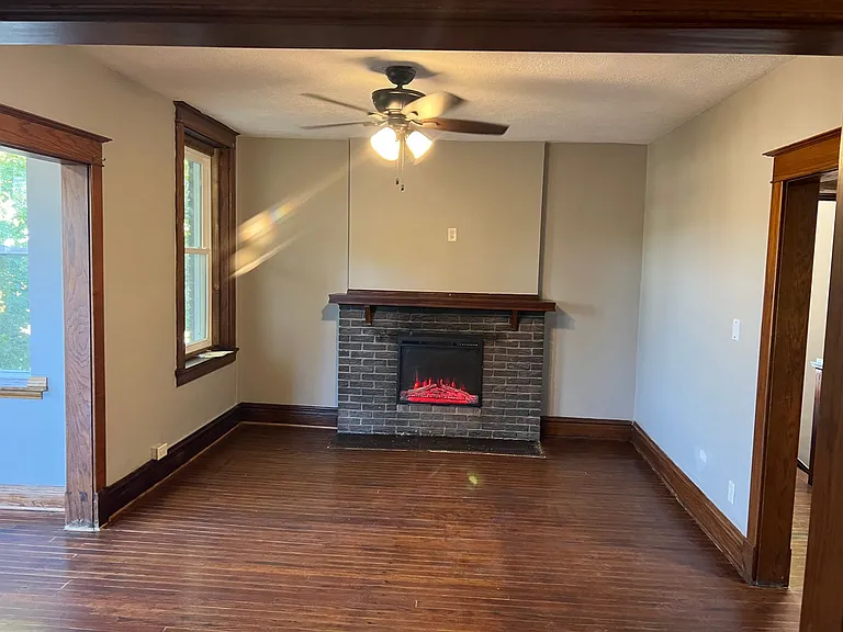 1421 N Main St — Photo 8
