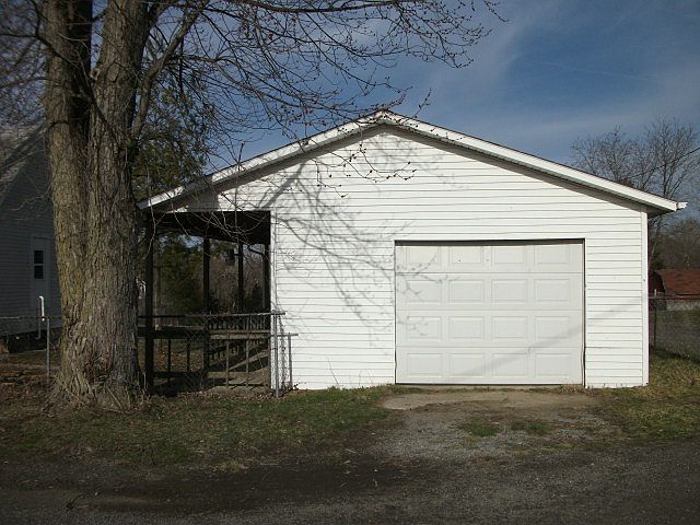 2nd image of 132 Paint St