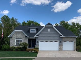 5865 Charlie Chase Ln, Bettendorf, IA 52722