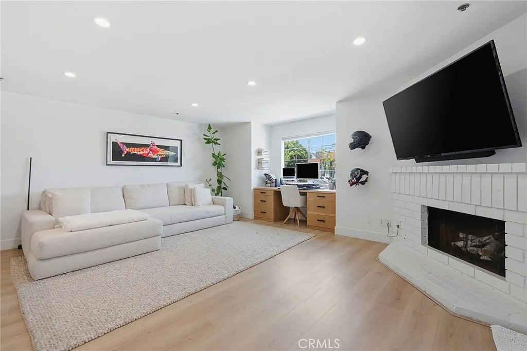 1 bed, 860 sqft, $3,350 — Photo 1