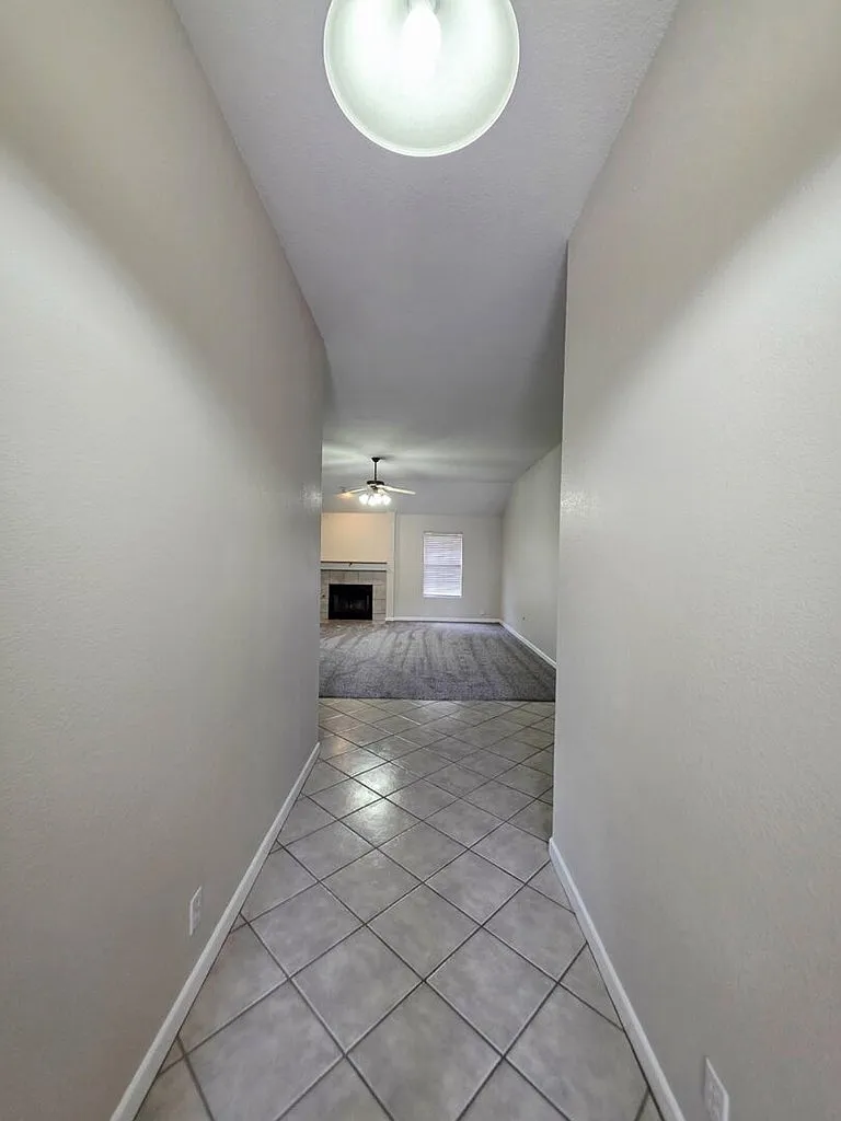 3 bed, 2.0 bath, 1909 sqft, $2,300 — Photo 2